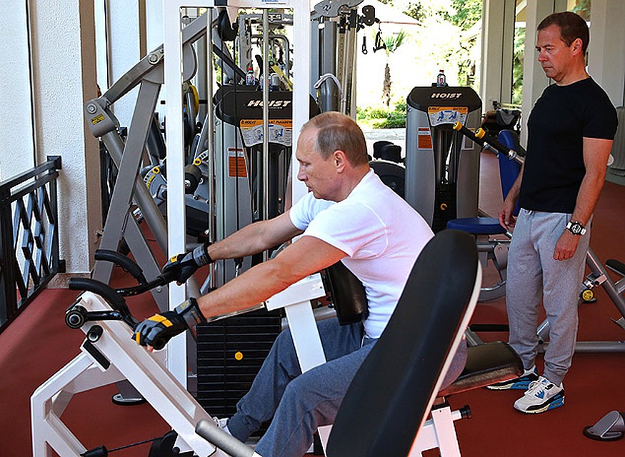 Путин выполняет "тягу сидя к поясу в тренажере" . Фото: РИА Новости