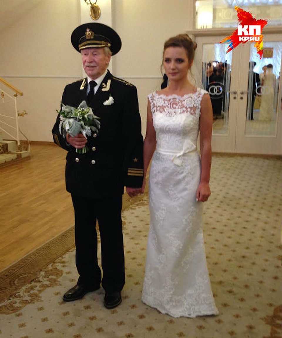 Краско пришел в ЗАГС в военном мундире. Фото: Тимур ХАНОВ