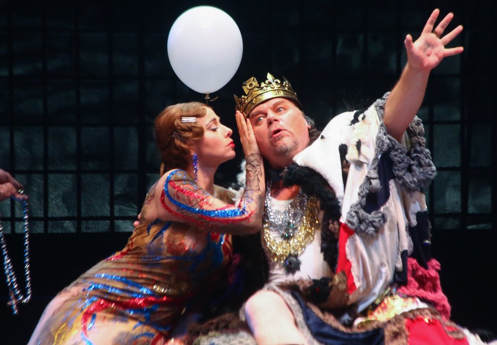 На что сходить в театр в новогодние выходные: спектакли «повышенной легкости»