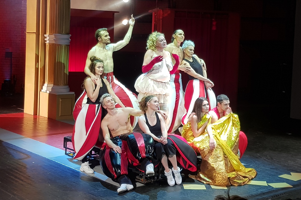 Ученики завершили спектакль Мастера: в театре Романа Виктюка состоялась премьера «P.S»