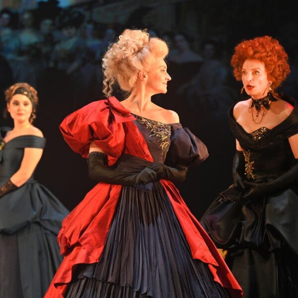 Спектакль «Стакан воды» в театре «Et Cetera»