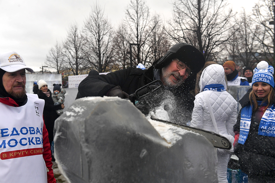 В Москве блогеры и актеры создали ледовые скульптуры