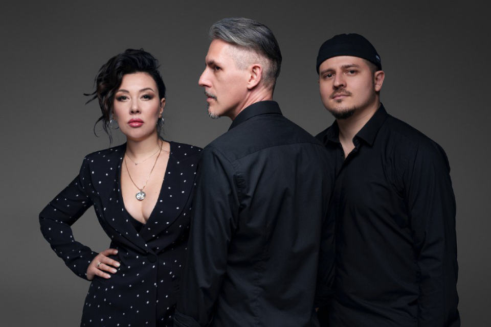 Интервью группы «AZIЯ»: корпоратив во дворце для 5 человек, диплом психиатра, дружба с «Городом 312» и еще 12 фактов