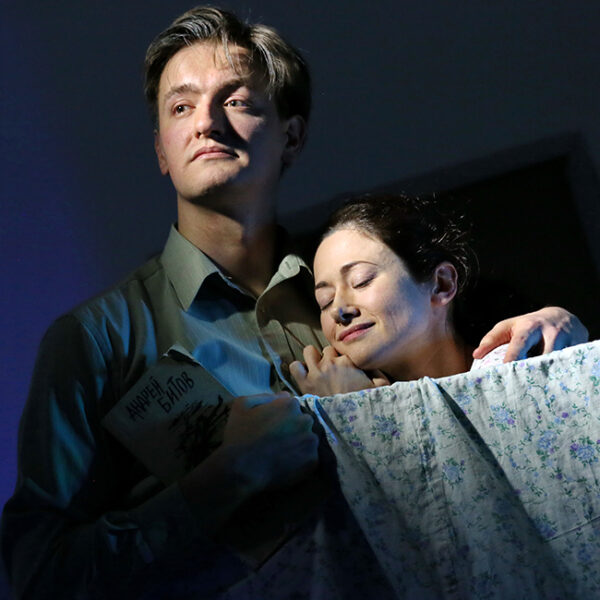 Спектакль «Улетающий Монахов» в Московском театре юного зрителя