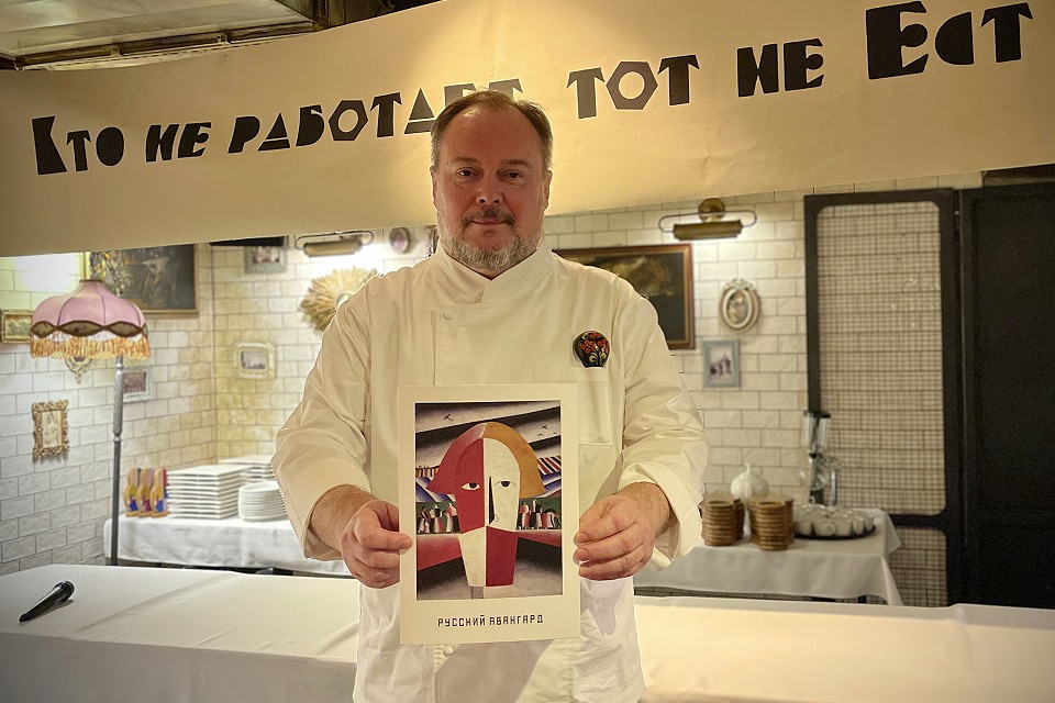 Квадраты, валеты и дыр бул щыл: Влад Пискунов представил в «Матрешке» гастрономический сет «Русский авангард»