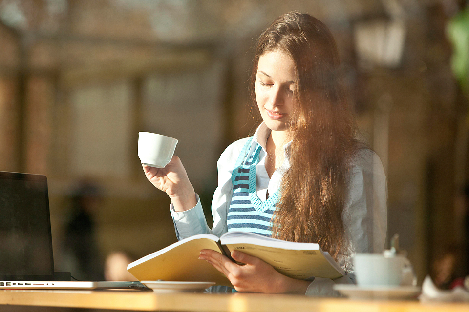 5 лучших летних читален в Москве 2025: сказки — на Пушкинской площади, лекции о литературе — в парке «Ходынское поле»