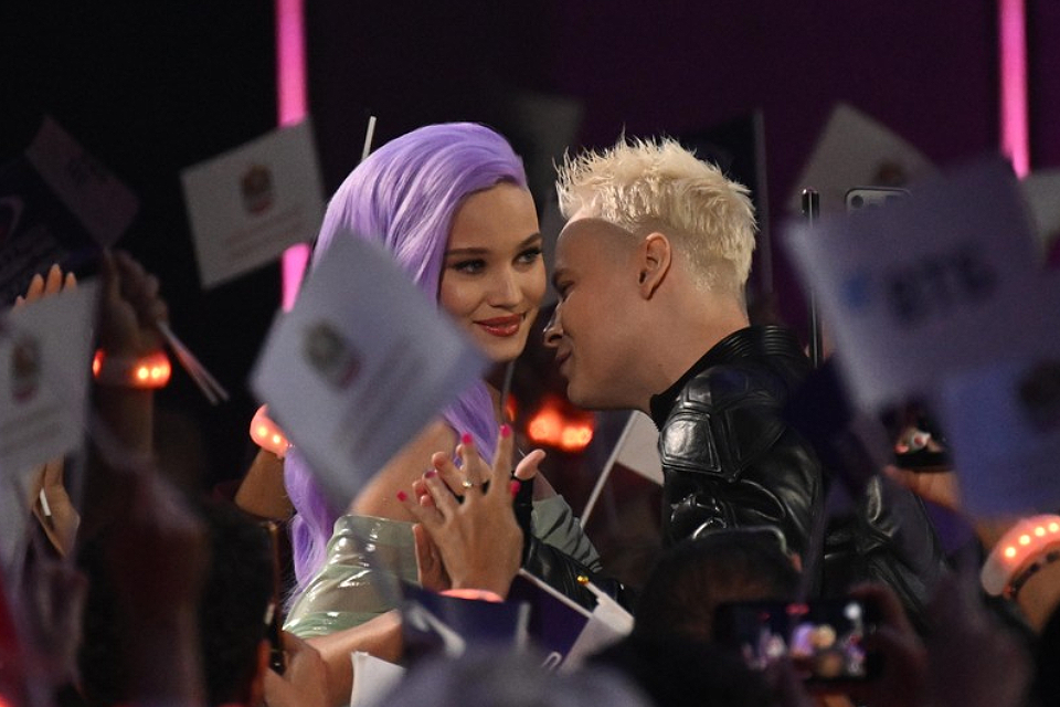 Номер SHAMAN на Интервидении: видео выступления певца с песней «Прямо по сердцу» и девушка с сиреневыми волосами