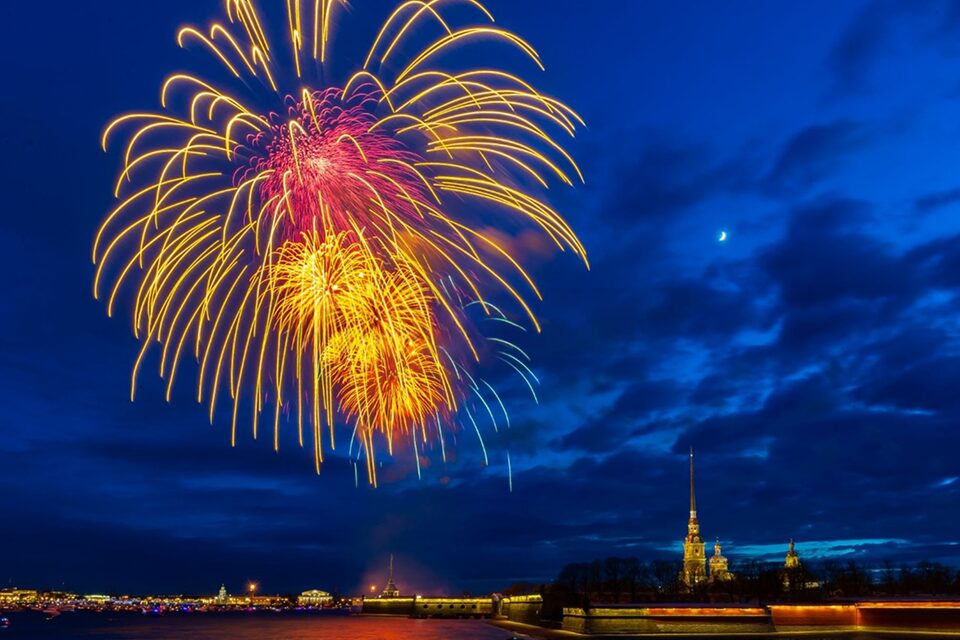 Салют на День Победы в Санкт-Петербурге 9 мая 2025 года: прямая онлайн-трансляция