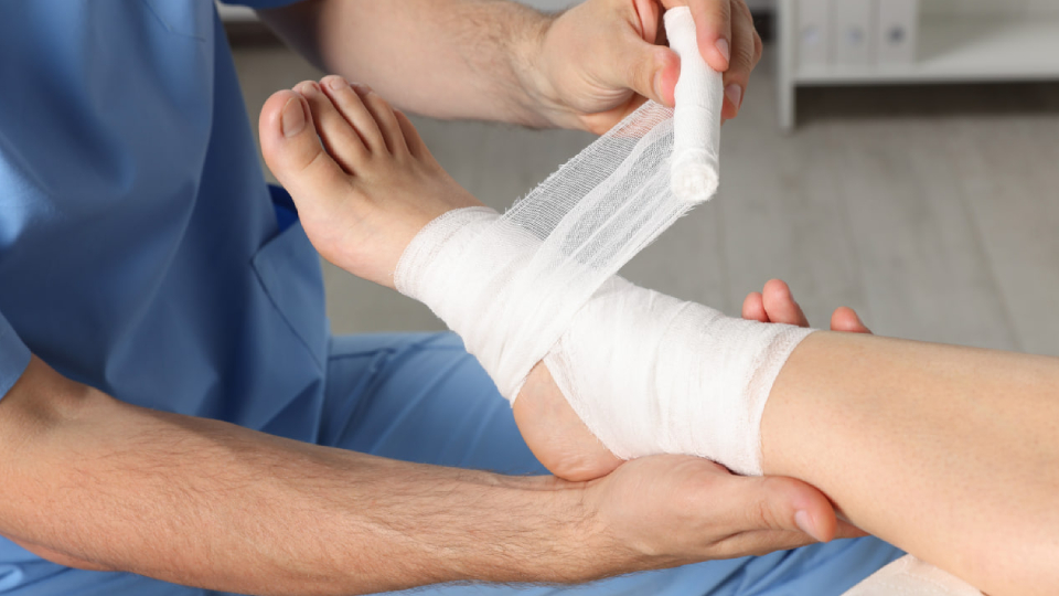 Первая помощь при вывихе конечности