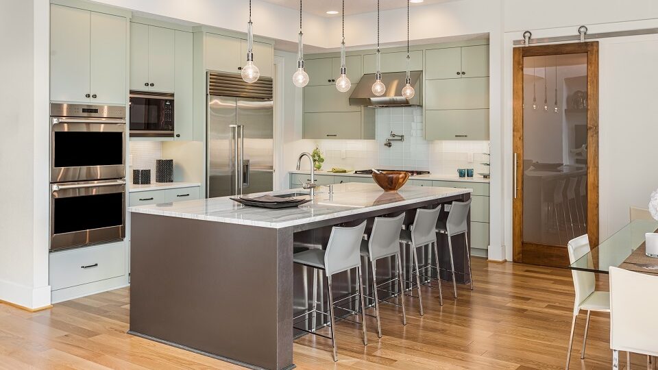 Барные стойки, встроенные в остров, сохраняют актуальность. Фото: BM_27 / Shutterstock / Fotodom