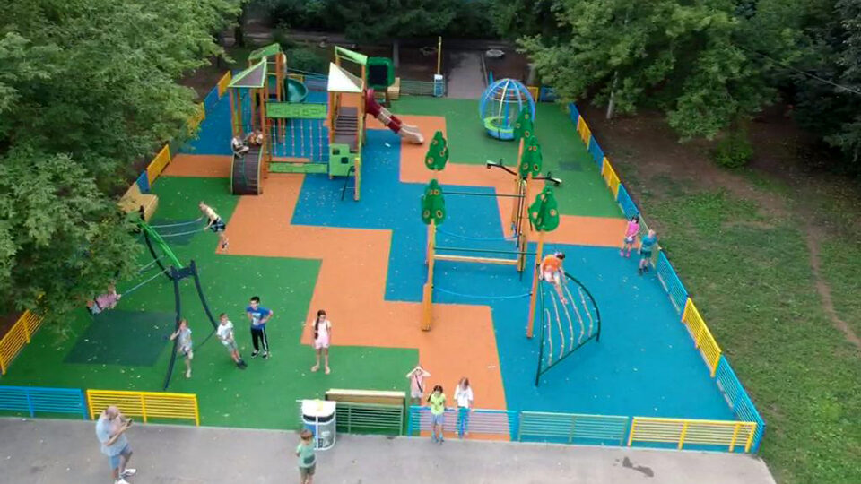 Укладка резиновой плитки на землю