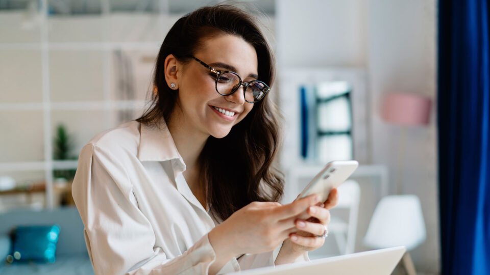 Вирусы могут взламывать аккаунты в мессенджерах. Фото: GaudiLab / Shutterstock / Fotodom