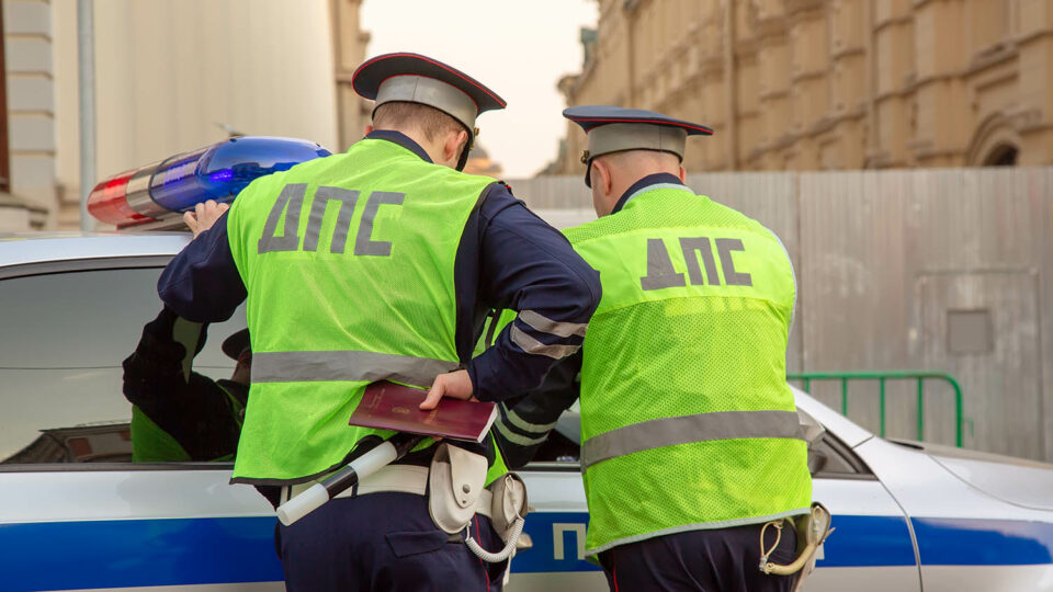 Проверка документов сотрудниками ДПС. Фото: Nick N A / Shutterstock / Fotodom
