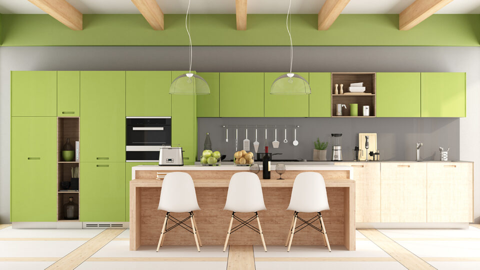 Хороший вариант — сочетание тонов зелени с деревом. Фото: archideaphoto / Shutterstock / Fotodom