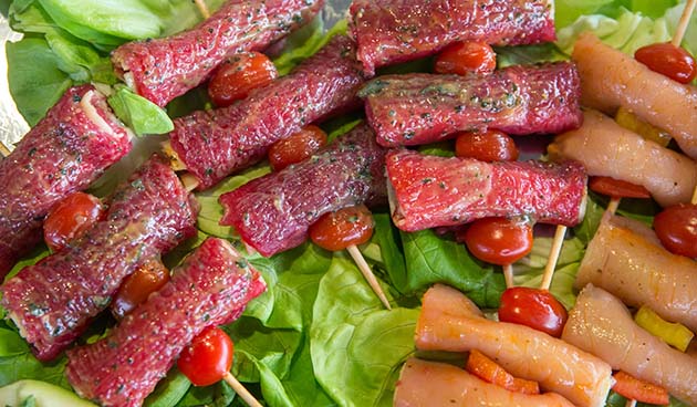 Корзинка с мясными деликатесами