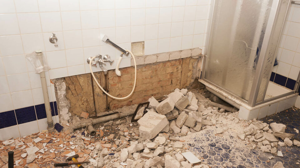 Демонтаж старого настенного покрытия в ванной комнате. Фото: michal4r / Shutterstock / Fotodom