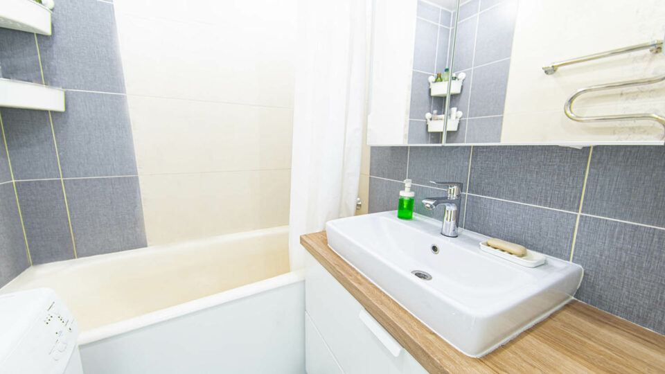 Отделка стен ванной комнаты керамической плиткой. Фото: Velimir Zeland / Shutterstock / Fotodom