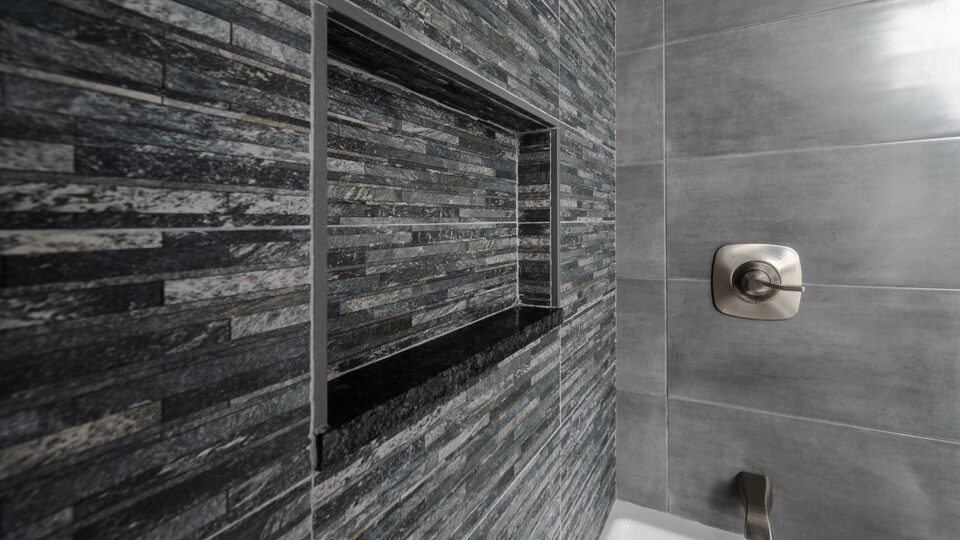 Вариант отделки стен в ванной комнате. Фото: Michel Elzo / Shutterstock / Fotodom