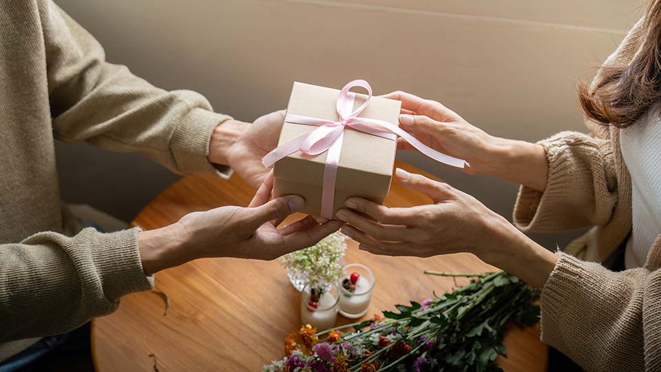 Можно ли передаривать подарки