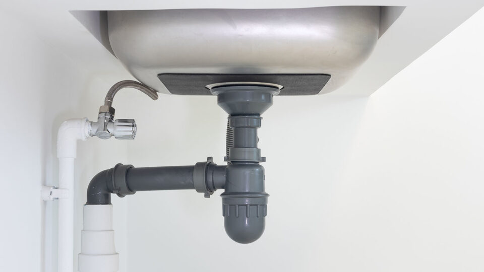 Краны устанавливаются на подводках к сантехнике. Фото: DifferR / Shutterstock / Fotodom