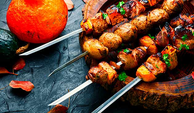 Мясо с картофелем на шпажках