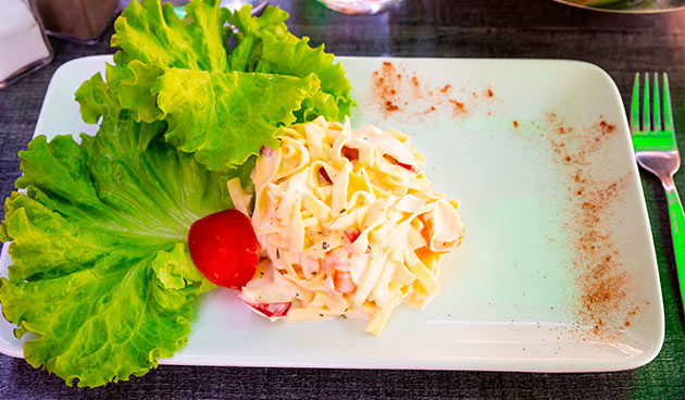 Салат из крабовых палочек с сыром и кунжутным соусом