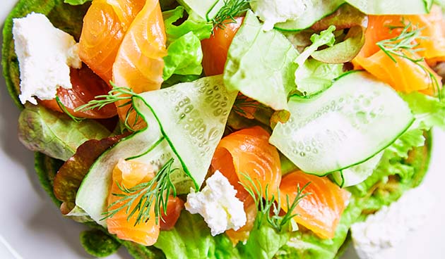 Салат с семгой и кинзой