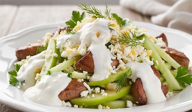 Салат с куриной печенью и яблоком