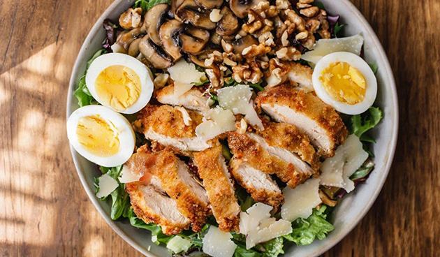 Салат из курицы с орехами