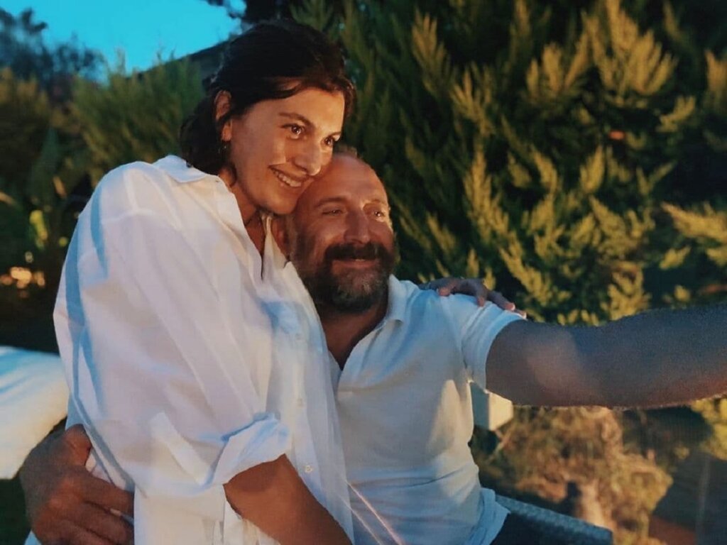 Жена Халита Эргенча опубликовала фотографии из родильного дома