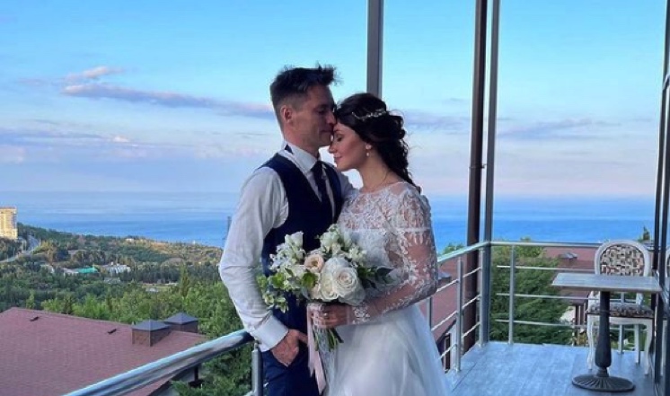 «Таскал по коридору за волосы!»: опозоренную Анастасию Макееву откачивали у Малахова