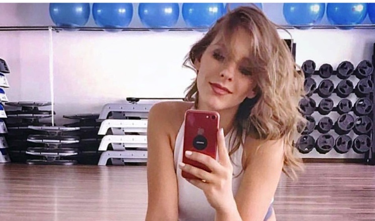 Беременная Лиза Арзамасова показала наливную грудь