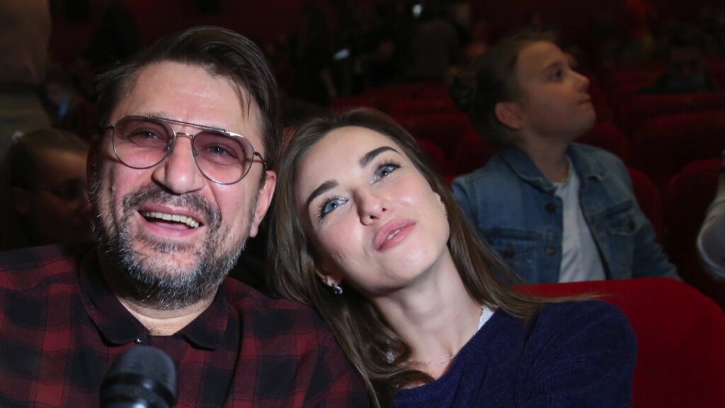 Молодая жена передумала разводиться с Виктором Логиновым