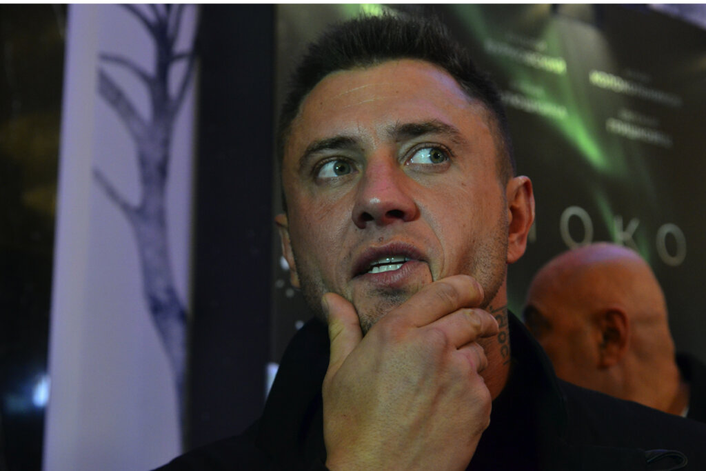 Павел Прилучный молится в церкви и ездит с батюшкой по монастырям