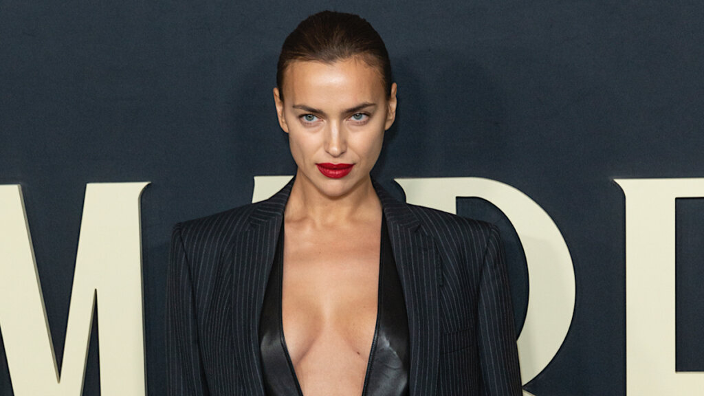 Ирина Шейк показалась на публике в купальнике