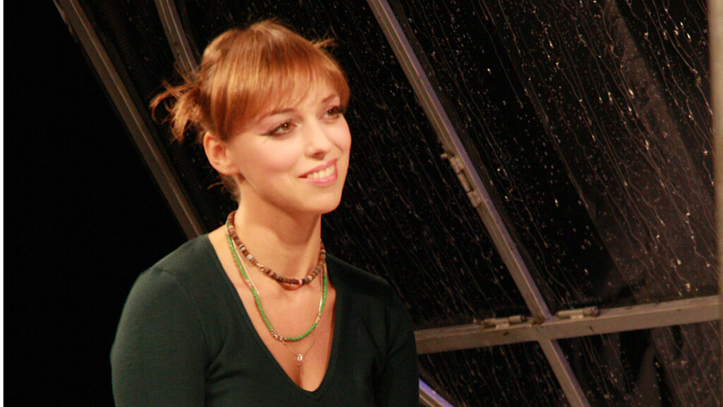 Звезда «Не родись красивой» Нелли Уварова стала роковой блондинкой с длинными волосами