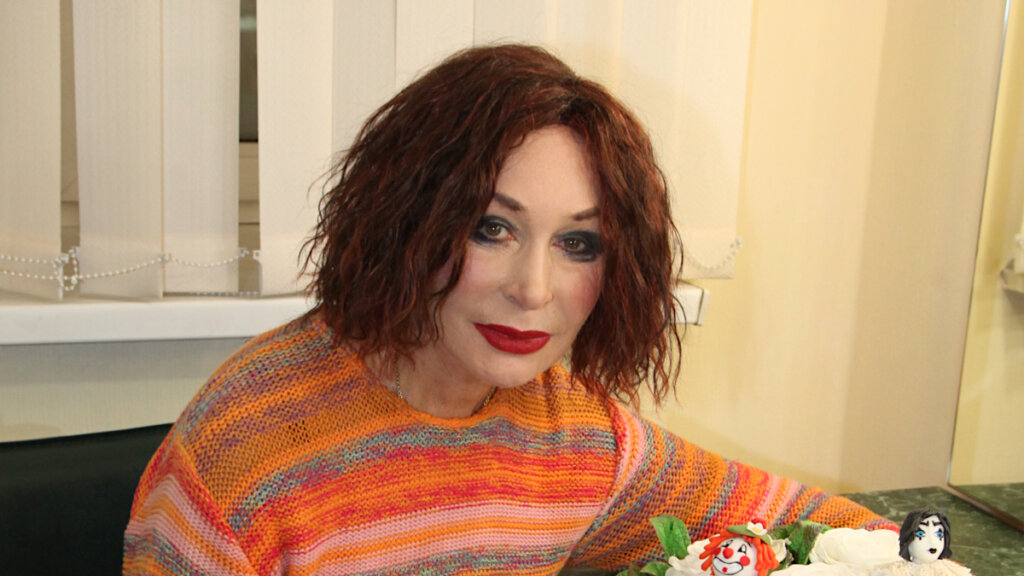 Лысая и беззубая актриса Татьяна Васильева сняла с себя пальто и отдала нищенке