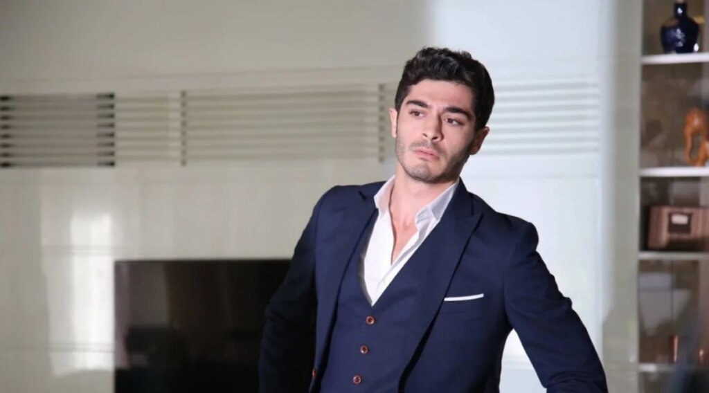 Пьяный сбил мотоциклиста, оскорбил коллегу и украл кастрюлю супа: непростая звездная жизнь Бурака Дениза