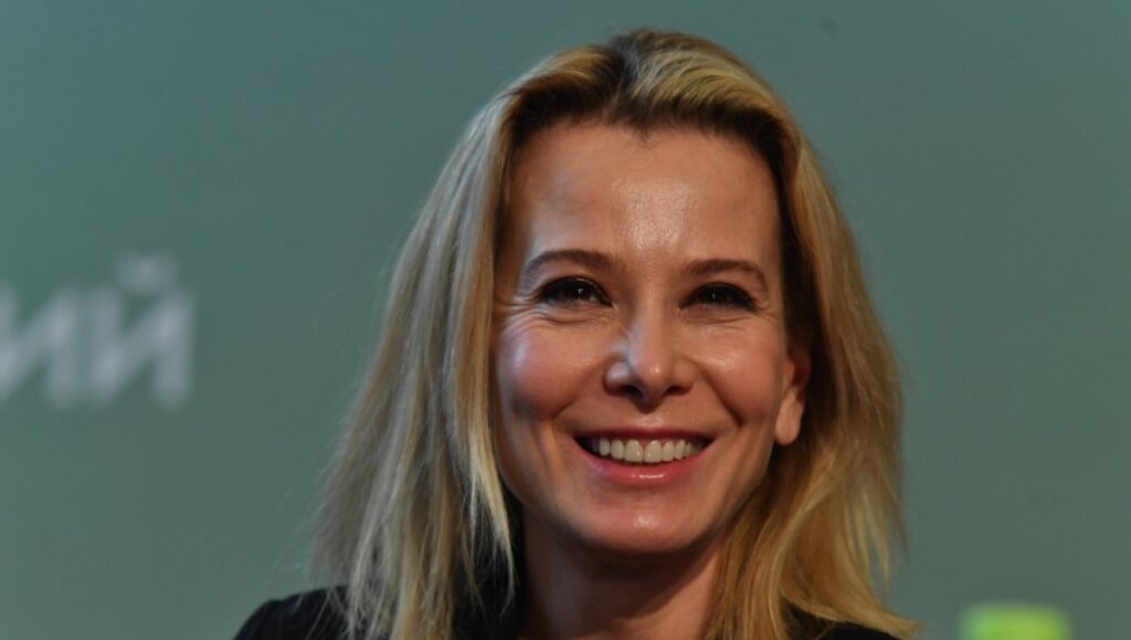 Юлия Высоцкая сразила наповал обнаженной спиной