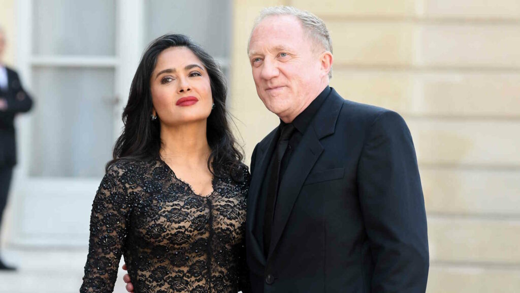 58-летняя Сальма Хайек в чересчур откровенном платье появилась на званом ужине