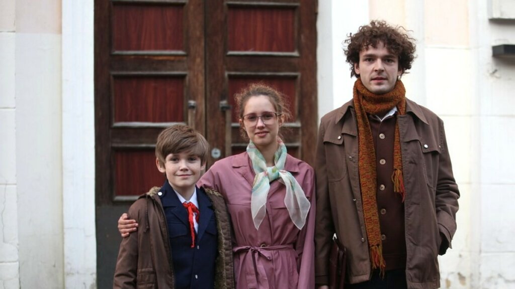 Секреты съемок сериала «Хор»: как «испанцу» клеили кудри, деревьям ягоды и что тут делает Николай Басков