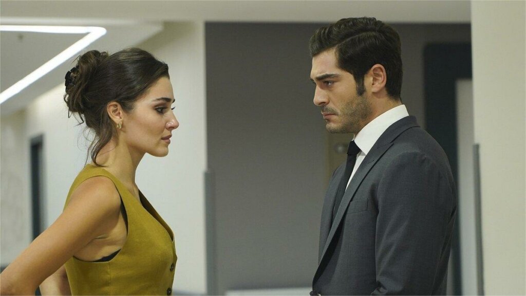 Турецкий сериал «Совершенно другой» с Ханде Эрчел и Бураком Денизом признан лучшей драмой в Сеуле