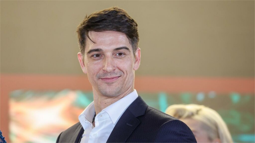 Как живет красавец-актер Станислав Бондаренко: многодетный отец и любящий муж