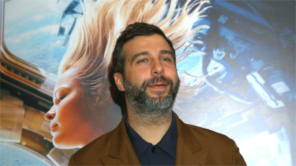 Заросший Иван Ургант опубликовал фото с постаревшим отцом и трогательно поздравил его с днем рождения