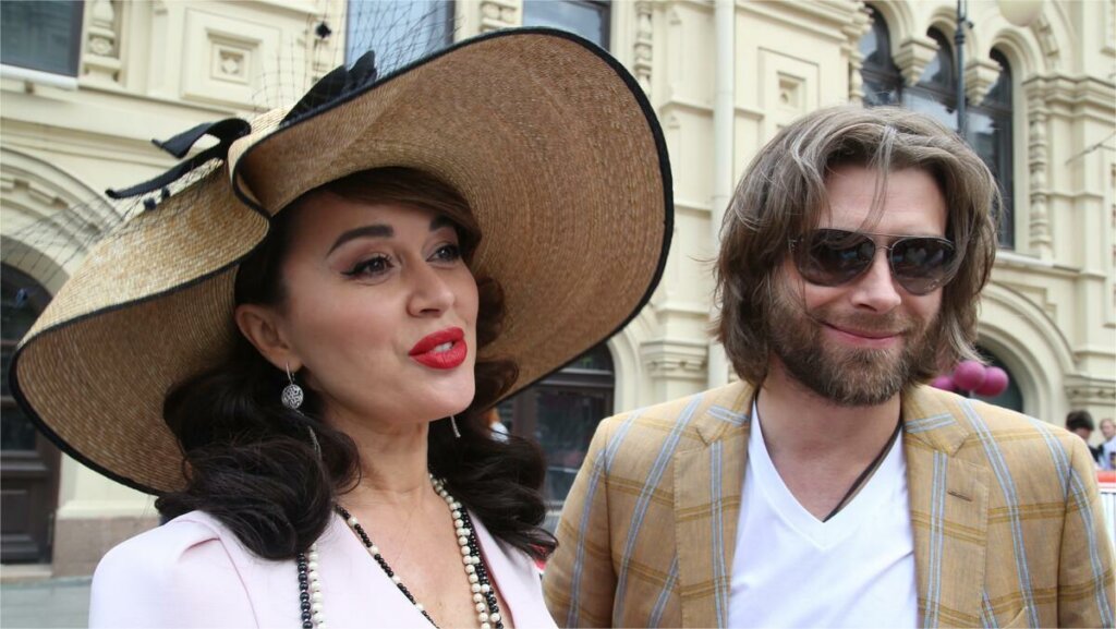 Младшая дочь Анастасии Заворотнюк впервые вышла в свет с отцом