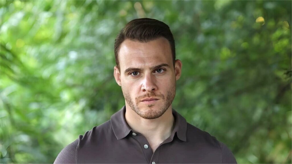 Керем Бюрсин расстался с Мелисой Тапан: Актер не подходит семье Сабанджи