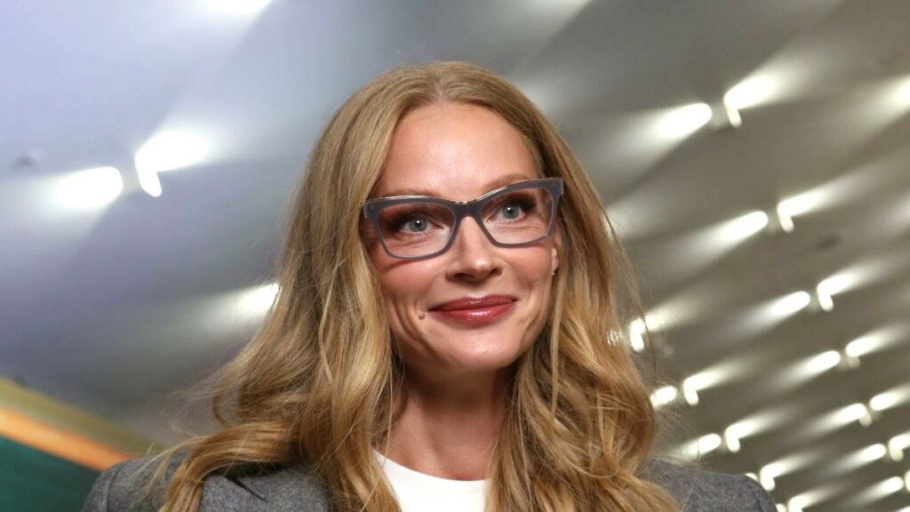 Светлана Ходченкова в микрошортах и на высоких каблуках покрутилась на пилоне