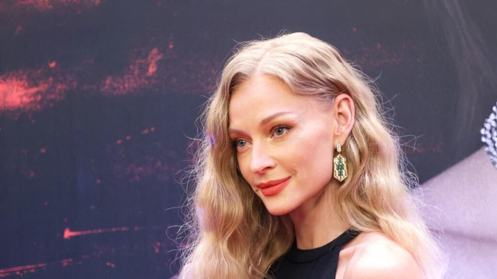 «Это слишком»: Светлана Ходченкова удивила подписчиков, сев на шпагат у пилона в чулках