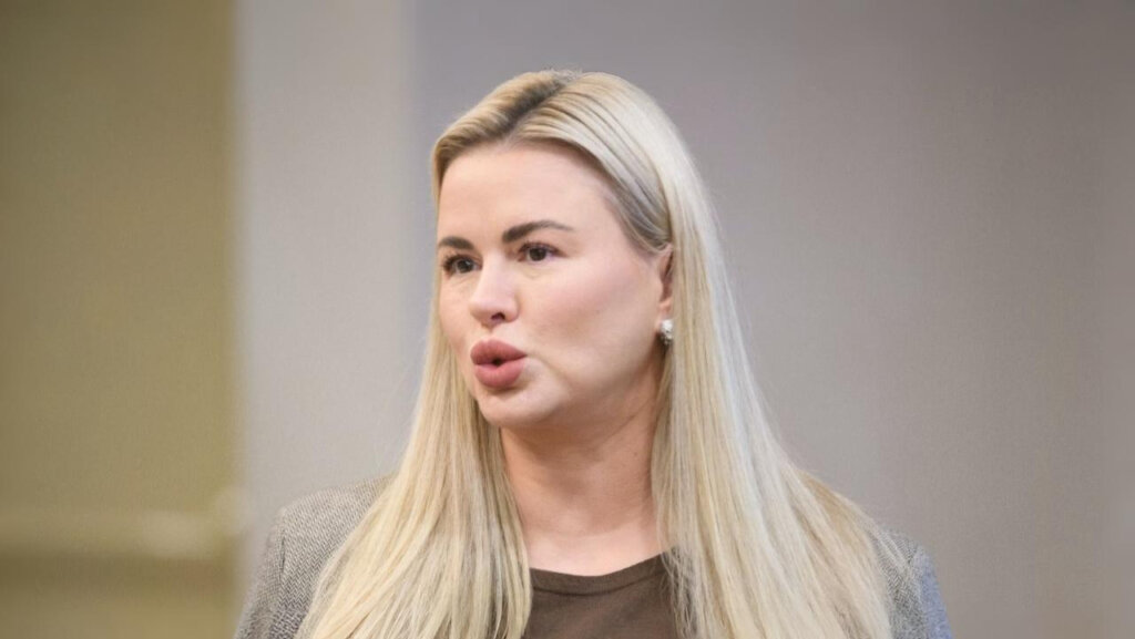 Оскандалившаяся Анна Семенович пришла в ярость из-за стыдных фото