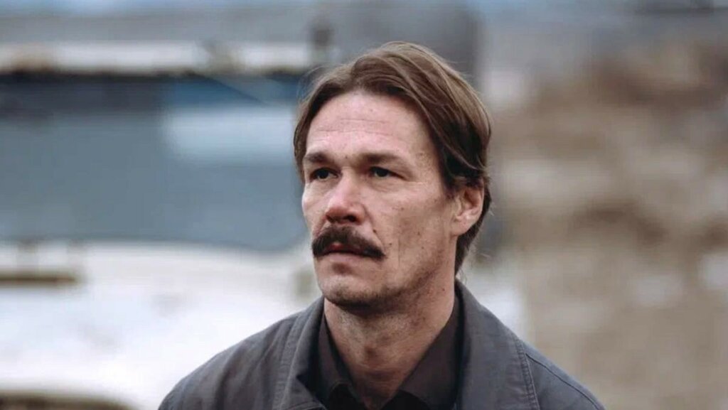 Зовет жену богиней и благодарит судьбу: как живет звезда сериала «Лихие» Артем Быстров